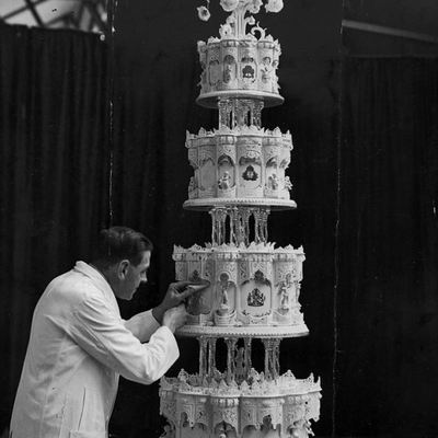 Slice of Queen Elizabeth's wedding cake sells for £560 on Cake Central