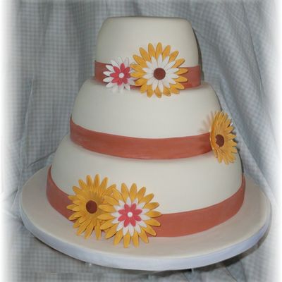 Fondant Wedding Cake With Daisies Fondant Wedding Cake With Daisies