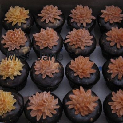 Chocolate Ganache Covered Cupcakes With Italian Butter Cream Crysathamum Chocolate Ganache Covered Cupcakes With Italian Butter Cream Crysathamum