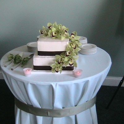 Square- Brown Ribbon on Cake Central
