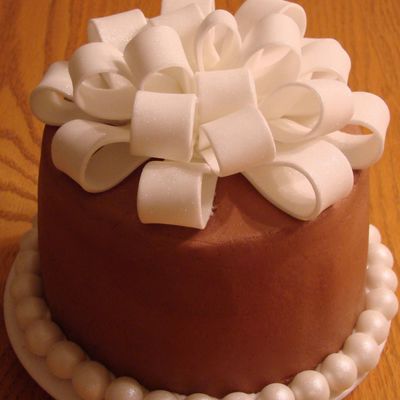 First Fondant Bow And Pearls! on Cake Central