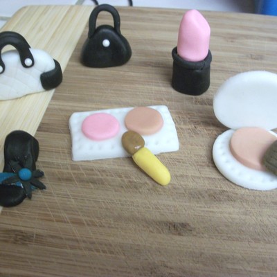 Handmade Fondant Figures For Cupcakes on Cake Central