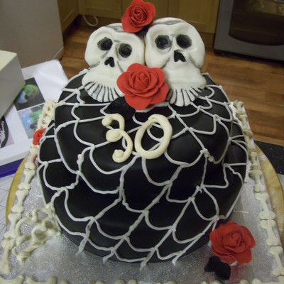 Skulls & Roses Cake Skulls & Roses Cake
