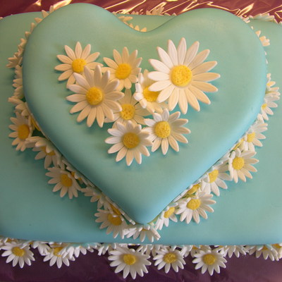 Blue Cake With Marguerites Blue Cake With Marguerites