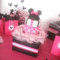 Minnie Mouse Fucsia Polka Dot Cake Pastel Mimi Mouse Disney Pasteles decorados con fondant y personalizados en Guatemala
