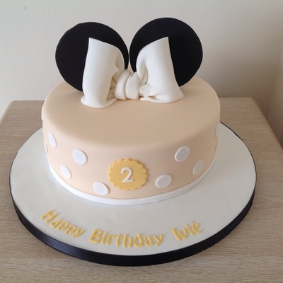 Minnie Mouse Cake & Cupcakes. Minnie Mouse Cake & Cupcakes.