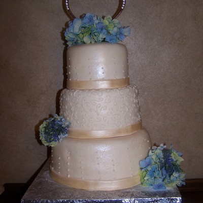 Wedding Cake With Blue Hydrangeas With A Touch Of Green Wedding Cake With Blue Hydrangeas With A Touch Of Green