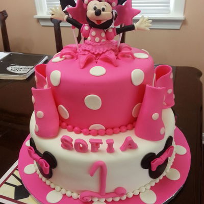 Minnie Mousse Cake Todo En Fondant De Marshmallow Y La Minnie Moldeada En Rice Krispies Este Cake Lo Hice Inspirada En Uno De Aqui Es Un Mo...