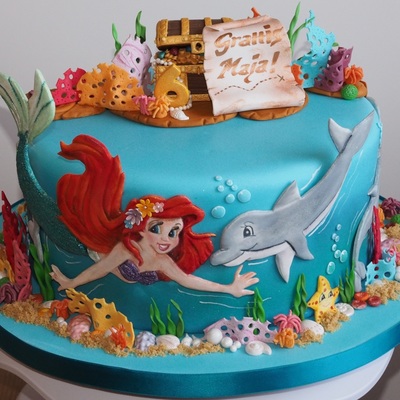 My Daughter Wanted A Cake With Ariel Dolphins And A Treasure Chest For Her 6Th Birthday And This Is What I Came Up With Blue Ombre Layer C...