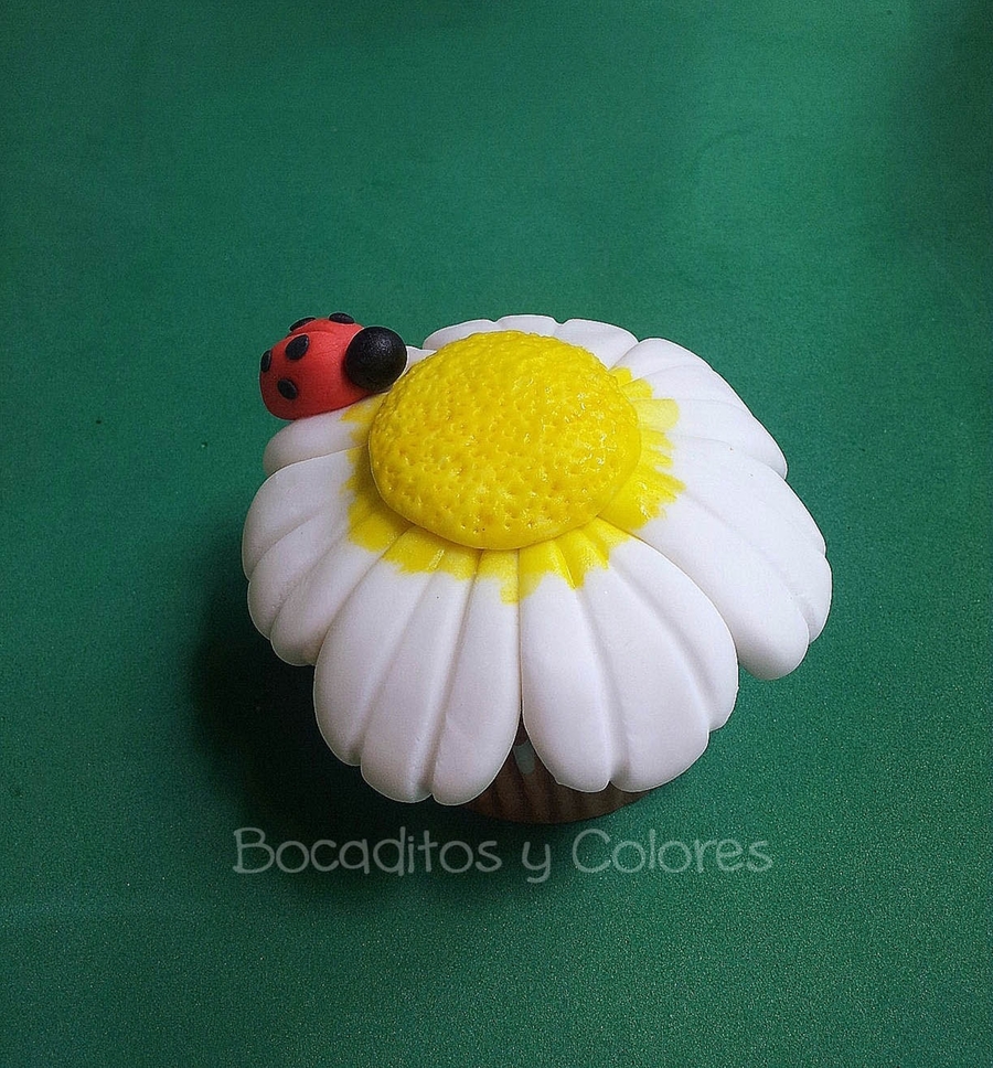 Flower And Ladybird Tutorial on Cake Central Flower And Ladybird Tutorial on Cake Central