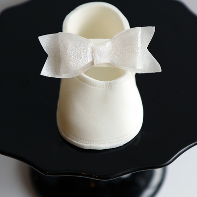 Cute Little Wafer Paper Bow on Cake Central
