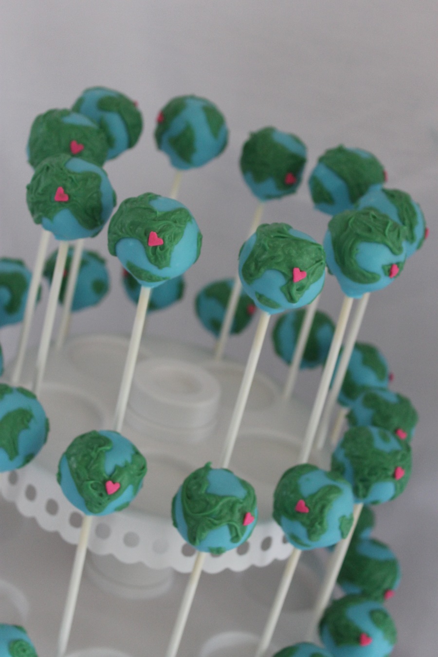 Fa3eoK9Amy-earth-cake-pops_900.jpg