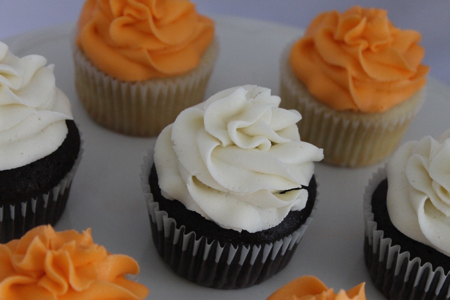 kQkpqv30sw-frosted-cupcakes_900.jpg
