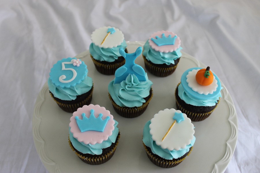uiMbawPvym-cinderella-themed-cupcakes_900.jpg