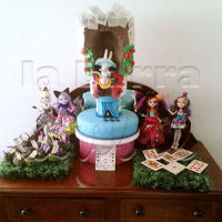 Alices Adventures In Wonderland Guatemala Backwards Gravity Cake Alice's adventures in Wonderland 12th UN-birthday party Backwards Gravity defying cake la barra dulce ♧de TODO para tu...