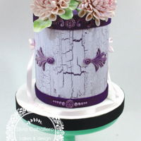 Flowe Box I made this cake for a birthday party. I decided to give a try to the cracked effect and added gumpaste dahlias.