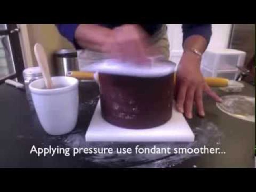 How To Panel a Round Cake With Fondant