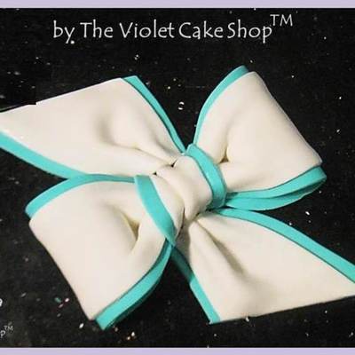 How to Make a Two-Toned Bow on Cake Central