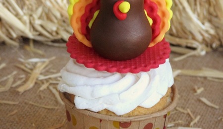 Gobble Up This Sweet Turkey Fondant Topper Tutorial