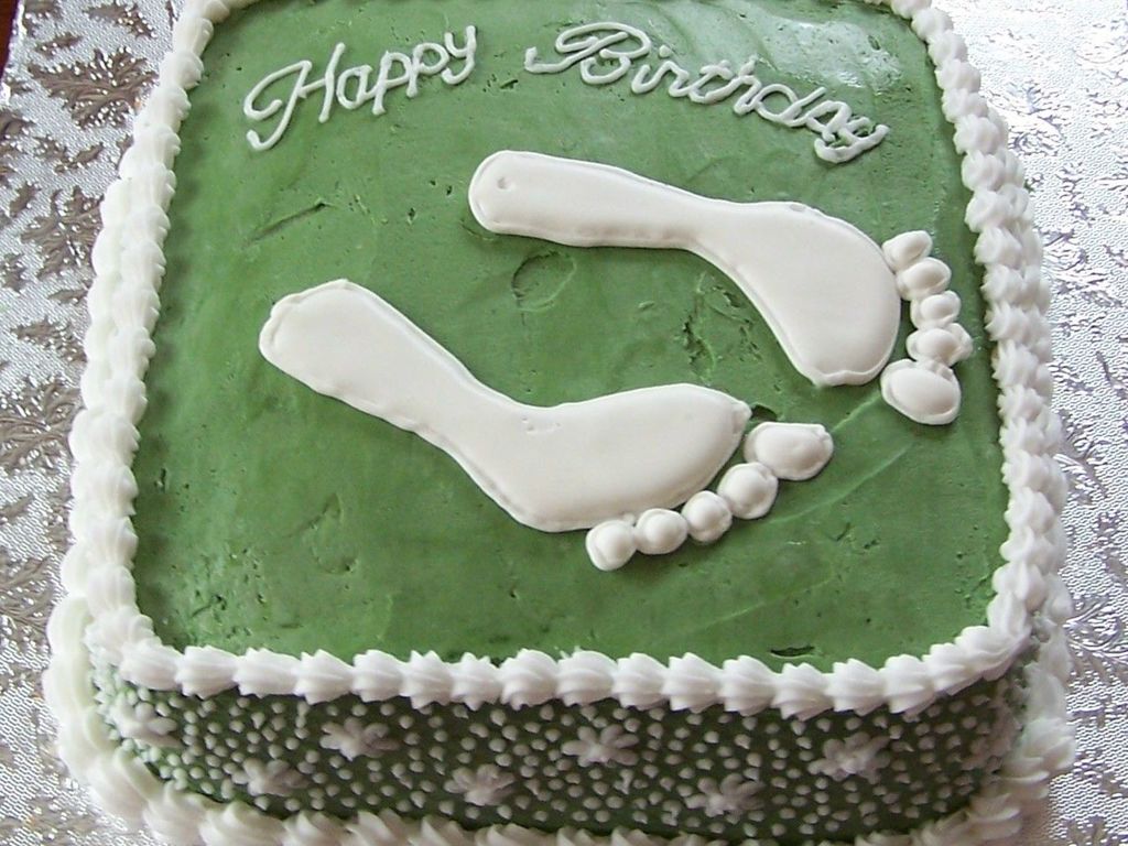 1024x768_37167LfaS_feet-birthday-cake.jpg