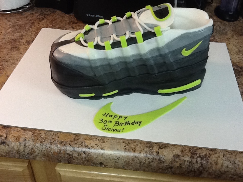 nike air max plus layer cake