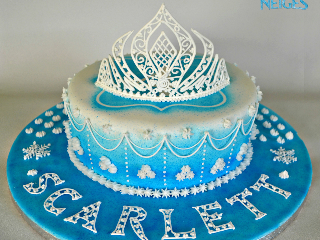 Video Tutorial For Tiara In Royal Icing Recipe And Steps Here Httppartyummycomcms1501gateau Reine Des Neiges Glacage Royal Et Cakecentral Com