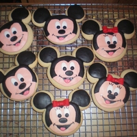 Mickey & Minnie Cookies Had to try out the cookie cutter. ;) Fondant on sugar cookies.