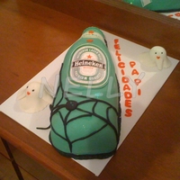 Heineken Halloween Bottle Heineken bottle, decorated in fondant and also Halloween decorations.