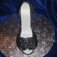 Size 7 ...sugar Shoe The entire shoe is made of sugar..and it a size 7 to scale.I will try it again...but in a differnt colour. I am happy with the outcome......