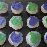 Baby Shower Cupcakes Baby Shower cupcakes with fondnat onsie and bib