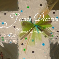 Cruz De Merengue este pastel est? hecho de betun de merengue con adornos de caramelo