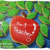 Galletas Para Escuela Galletas de mantequilla, decoradas con royal icing, regalo de mi hija para su maestra como fin de a?o escolar.