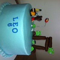 Angry Birds butter cream with fondant accents( angry birds)
