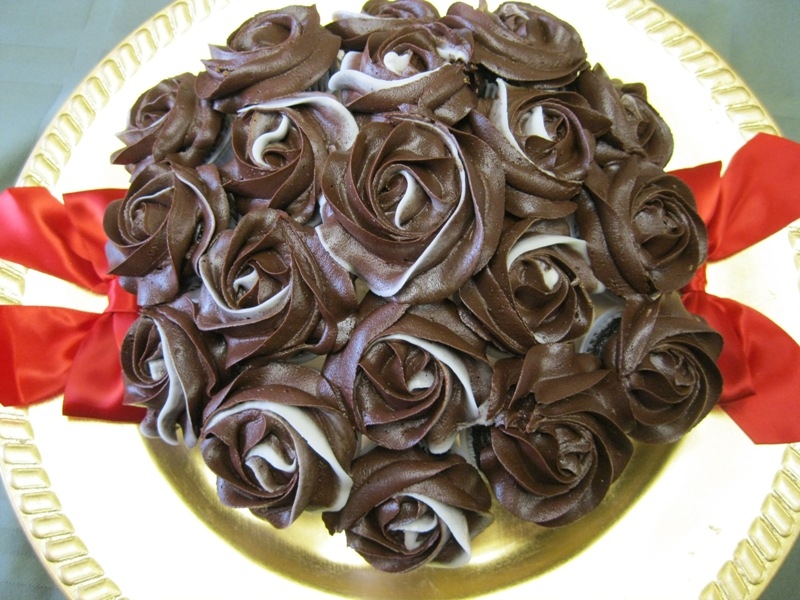 Chocolate Buttercream Cupcake Bouquet Using The Tiny Plastic Solo Cup Method Thanks For Looking Chocolate buttercream cupcake bouquet using the "tiny plastic solo cup" method. Thanks for looking!