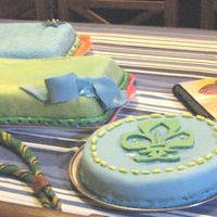 Scouts The idea of these cakes (specially the rectangular with the ribbon) is that children can sign their names using edible pens.