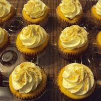 Banana Pudding Cupcakes! Banana pudding cupcakes....yellow cake with vanilla wafers and bananas in each cupcake; with a vanilla pudding frosting; and crushed...