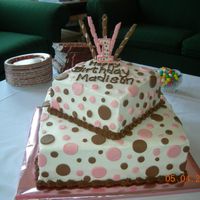 153.jpg 1st birthday cake to match decorations. Didn't have enough time for the spirals to dry, so I had to leave the sucker sticks inside