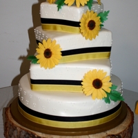 Gerber Daisy Wedding Cake 