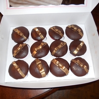 Cupcakes With Gold Bows 