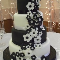 Black And White Wedding Cake 4 tiers, alternating chocolate with bavarian cream and red velvet with cream cheese. The Bride wanted a lot of black and white flowers...