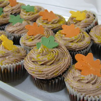 Fall Cupcakes With The Cricut Quick and easy fall cupcakes - just simple leaf cuts using my Cricut Cake and a little pinch of yellow edible glitter!