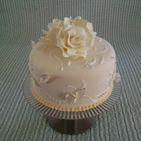 Swirls And Roses Fondant mini cake with roses on top