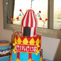 Circus Buttercream with fondant accents. Thanks to all the cc'ers for the great ideas!
