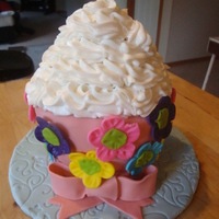 Flower Cupcake I made this smash cake to match the little girls dress.