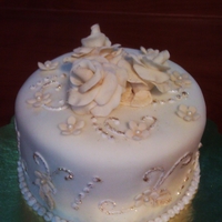 Anniversary Creamcheese cake with almond syrop frosted with buttercream covered with fondant and gumpaste roses.