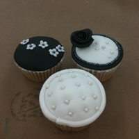 Black And White Cupcakes Some black and white cupcakes I made to teach in my cupcake class
