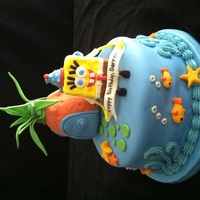 Spongebob Cake Spongebob and pineapple house are made of RKT and covered in MMF. Fish, starfish and other decorations are also made of MMF.