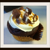 Snickers Cupcake SOOOOO good. Chcolate cupcake with a minature Snickers baked inside!!!! Topped with caramel frosting, caramel drizzle and crushed up...