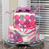 1320641000.jpg red velvet and white fondant cake