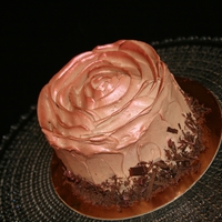 Chocolate Buttercream Rose mini vanille cake with a chocolate buttercream rose